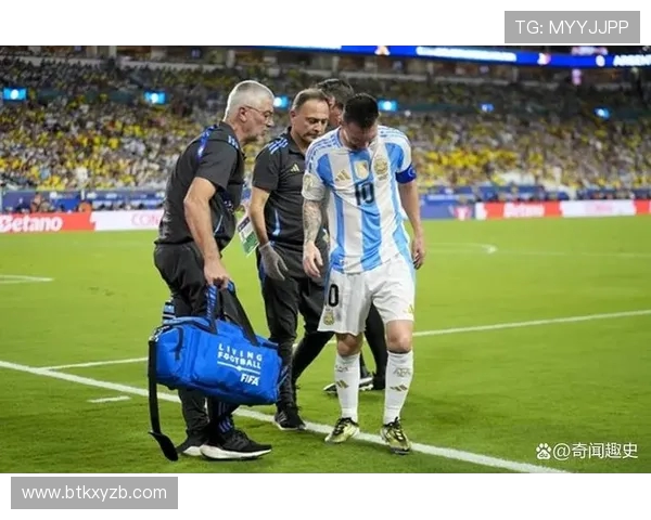 梅西因首轮碰撞受伤疼痛未消手扶颈部走向替补席